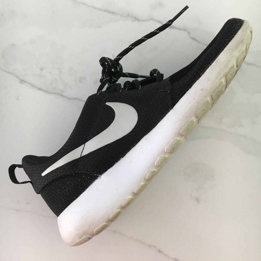 Nike black and white roshes